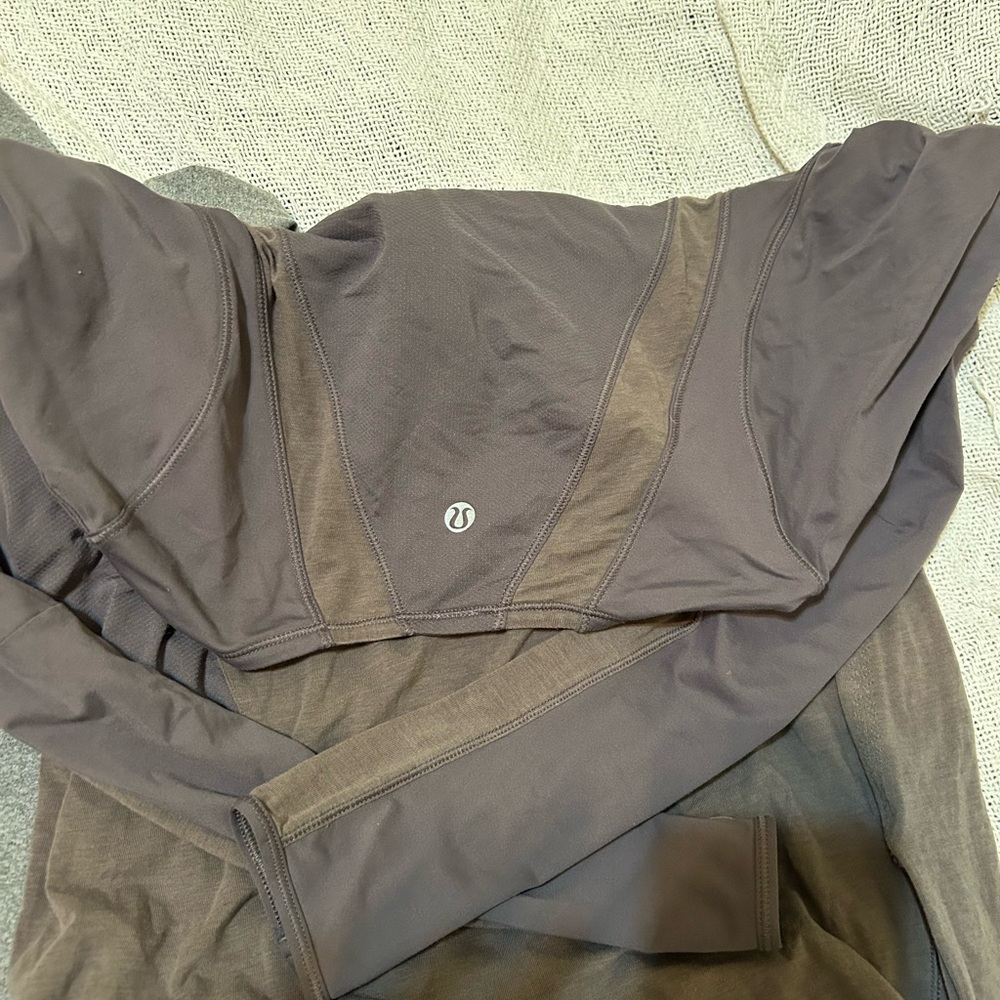 Athletic women’s bundle tops and shorts size small - Picture 7 of 9